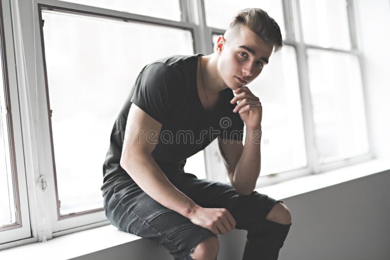 Junger Attraktiver Mann, Der Videospiele Im Wohnzimmer ...