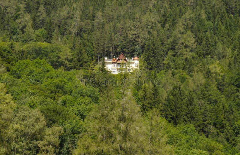 Ein nettes Landhaus innerhalb des Waldes stockfotos Ein nettes Landhaus innerhalb des Waldes stockfotos