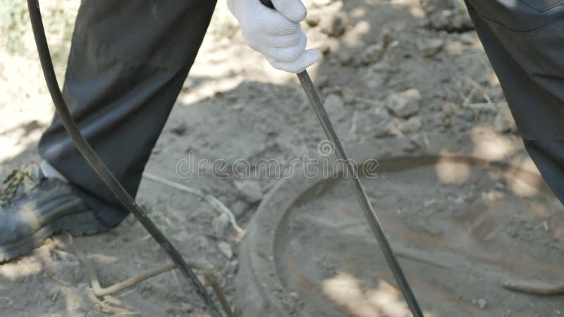 Ein Netzingenieur arbeitet mit Ausr? stung aus optischen Fasern stock footage