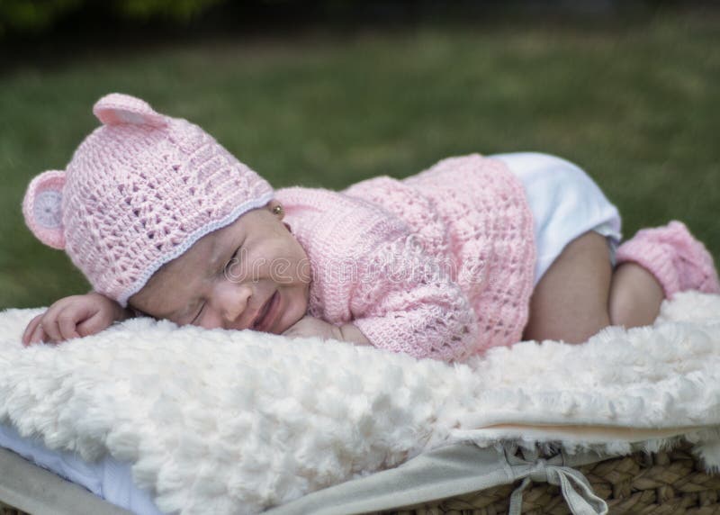 Ein Neugeborenes Baby, Das Im Garten Schläft Stockfoto