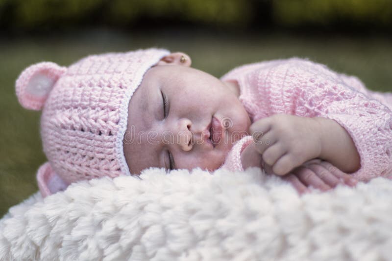 Ein Neugeborenes Baby, Das Im Garten Schläft Stockfoto