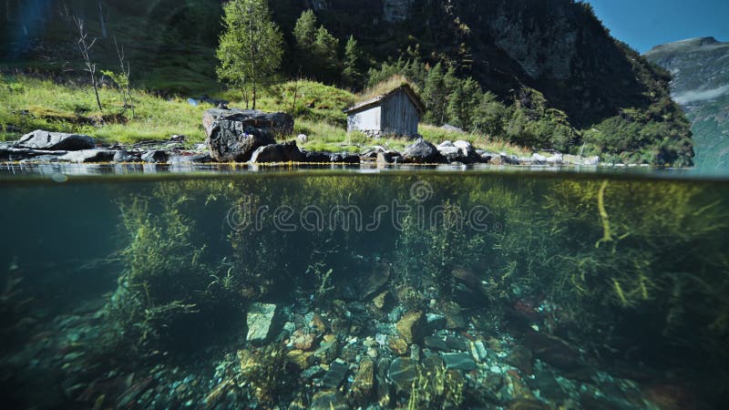 Ein Ober unter dem Schuss des Fjords