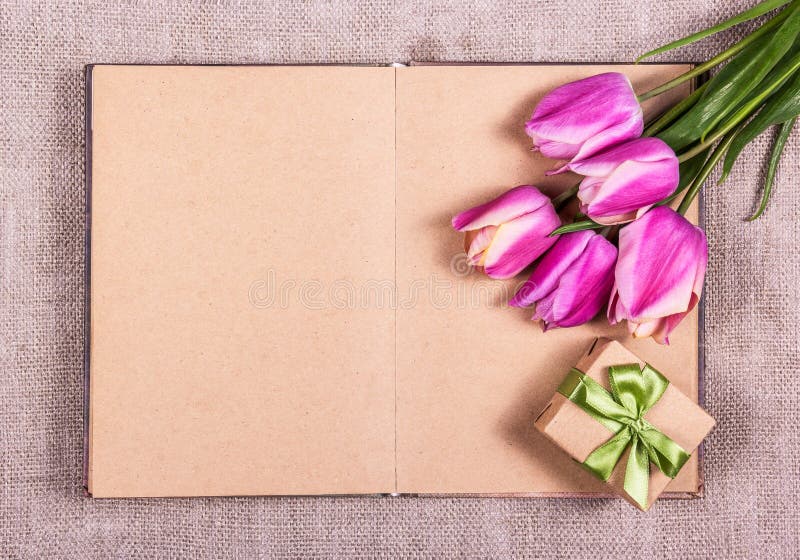 Ein offenes Notizbuch, Tulpen und Geschenk Rosafarbene Tulpen und Geschenkkasten Kopieren Sie Platz stockfotos Ein offenes Notizbuch, Tulpen und Geschenk Rosafarbene Tulpen und Geschenkkasten Kopieren Sie Platz stockfotos