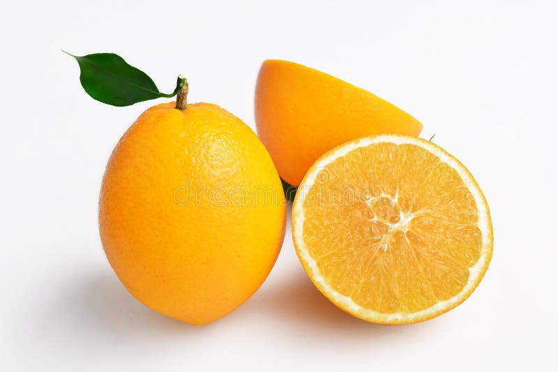 Ein orange ganzes und ein aufgeteilt, Navel-Orange, kreatives Plakat lizenzfreie stockfotografie Ein orange ganzes und ein aufgeteilt, Navel-Orange, kreatives Plakat lizenzfreie stockfotografie