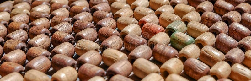Ein Paar Holzperlen auf der Schnur lizenzfreie stockfotografie Ein Paar Holzperlen auf der Schnur lizenzfreie stockfotografie