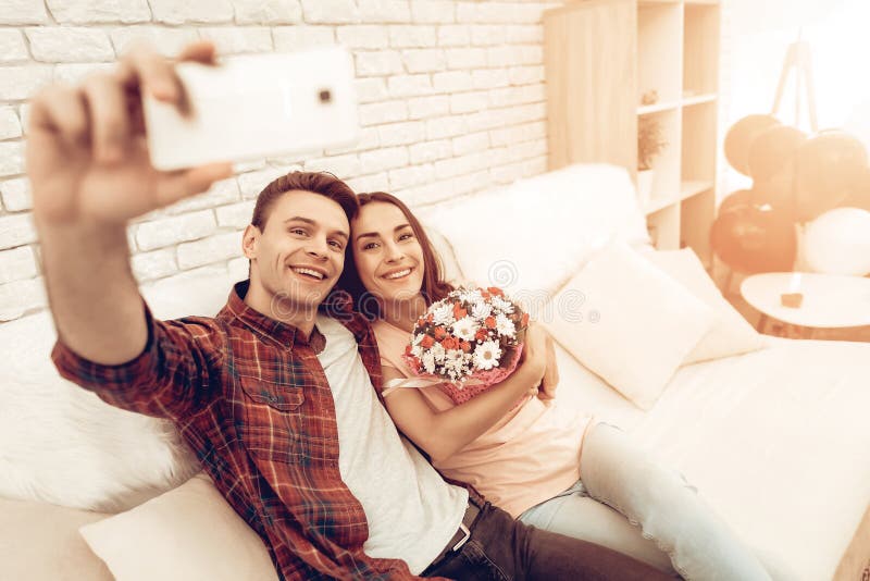 Ein Paar machen ein Selfie an Valentinsgruß ` s Tag stockfotos Ein Paar machen ein Selfie an Valentinsgruß ` s Tag stockfotos