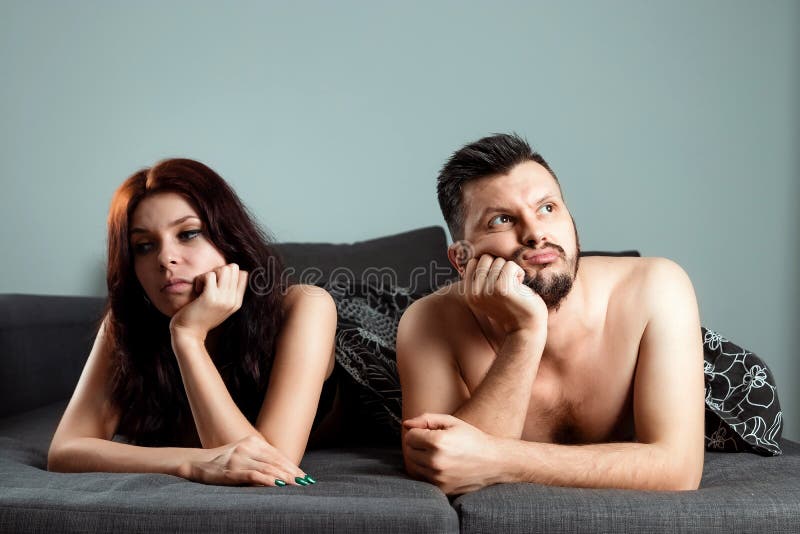 Ein Paar, ein Mann und eine Frau liegen im Bett ohne sexuelles Verlangen, Apathie, Liebe ist vorbei Einleitung im Bett, Mangel an lizenzfreie stockbilder Ein Paar, ein Mann und eine Frau liegen im Bett ohne sexuelles Verlangen, Apathie, Liebe ist vorbei Einleitung im Bett, Mangel an lizenzfreie stockbilder