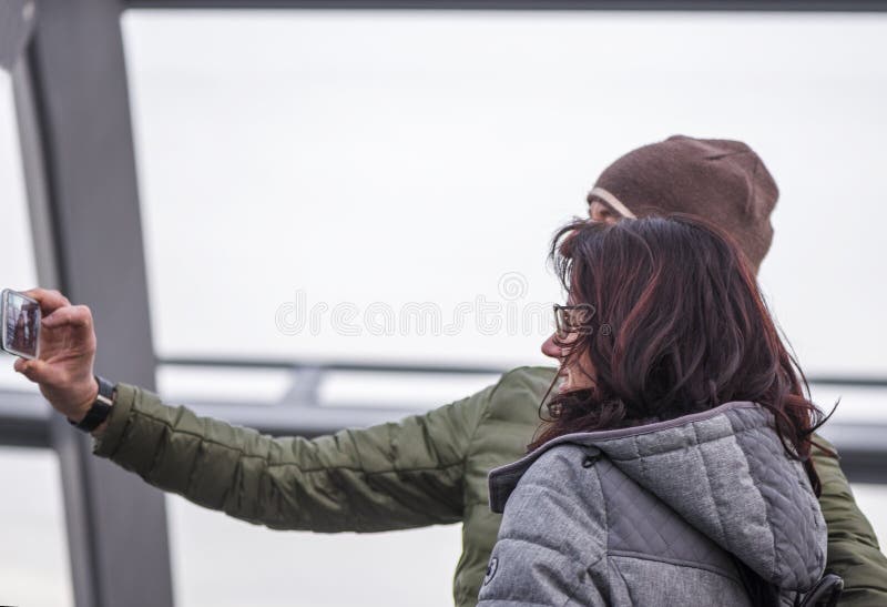 Download Ein Paar, selfie nehmend redaktionelles bild. Bild von berlin - 96926480