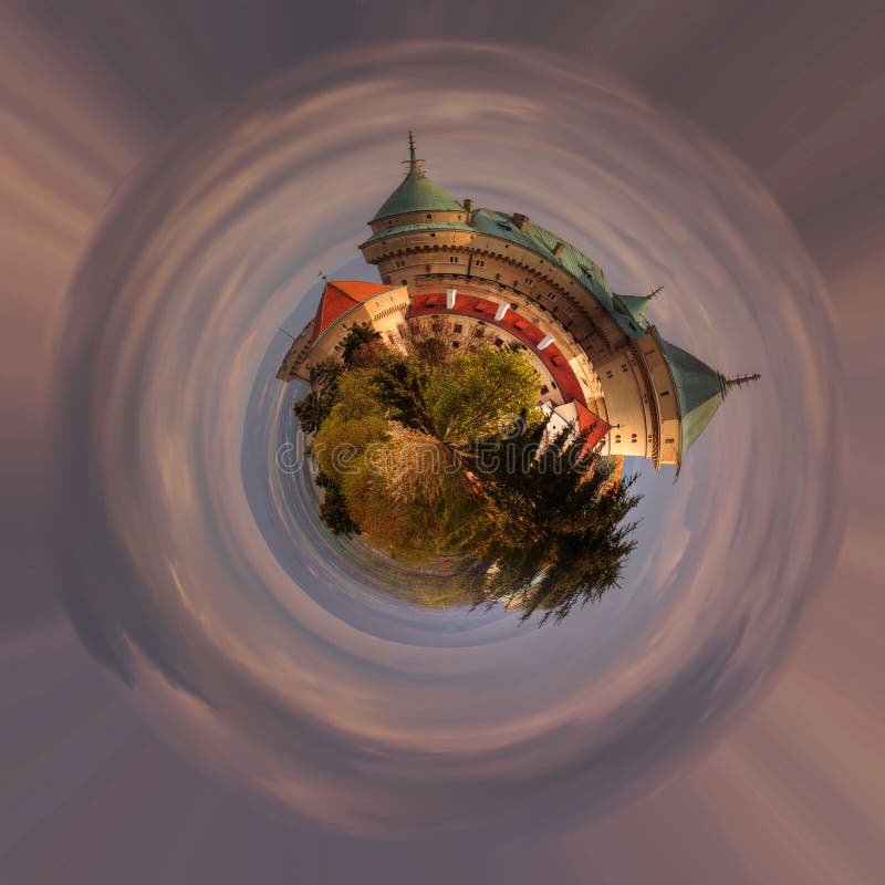 Ein Panoramablick des romantischen Schlosses bei 360 Grad, Miniplanet lizenzfreie abbildung Ein Panoramablick des romantischen Schlosses bei 360 Grad, Miniplanet lizenzfreie abbildung