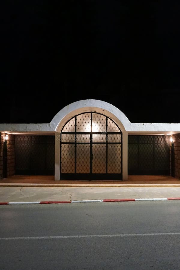 Ein perfektes Wochenende in Locarno. Dieses faszinierende Bild zeigt die leuchtende Fassade eines Retro-Restaurants in der Nacht. Das Vintage-Design mit Neonbeleuchtung und eleganten Schildern verleiht dem Gast einen nostalgischen Charme. Das warme Licht aus den Lichtern schafft eine gemütliche und einladende Atmosphäre, die wunderschön kontrastiert mit der Abenddunkelheit. Die Architektur der Restaurants ist ein zeitloser Teil der urbanen Landschaft, der einen Blick in eine vergangene Zeit bietet und gleichzeitig dem Geschmack der heutigen Gäste dient.