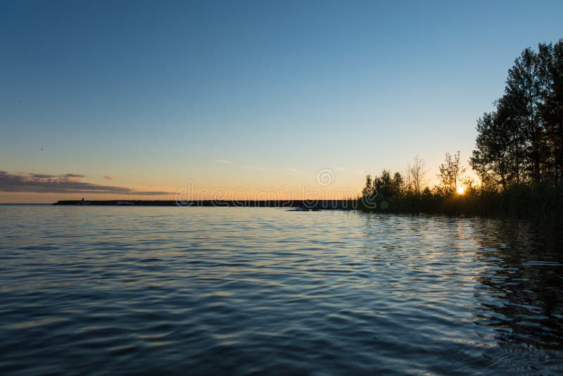 Ein Pier im See VÃ¤nern gegen einen Sommersonnenuntergang