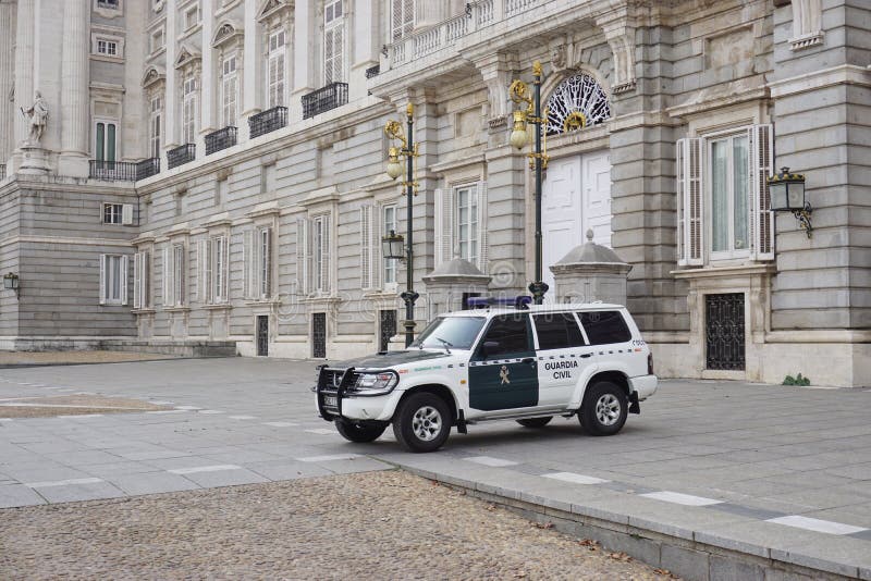 Ein Polizeiwagen vor dem Palacio wirklichen De Madrid stockbild Ein Polizeiwagen vor dem Palacio wirklichen De Madrid stockbild
