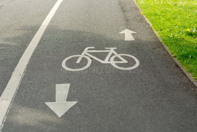 Ein Radfahrenwegzeichen aus den Grund lizenzfreie stockfotografie Ein Radfahrenwegzeichen aus den Grund lizenzfreie stockfotografie