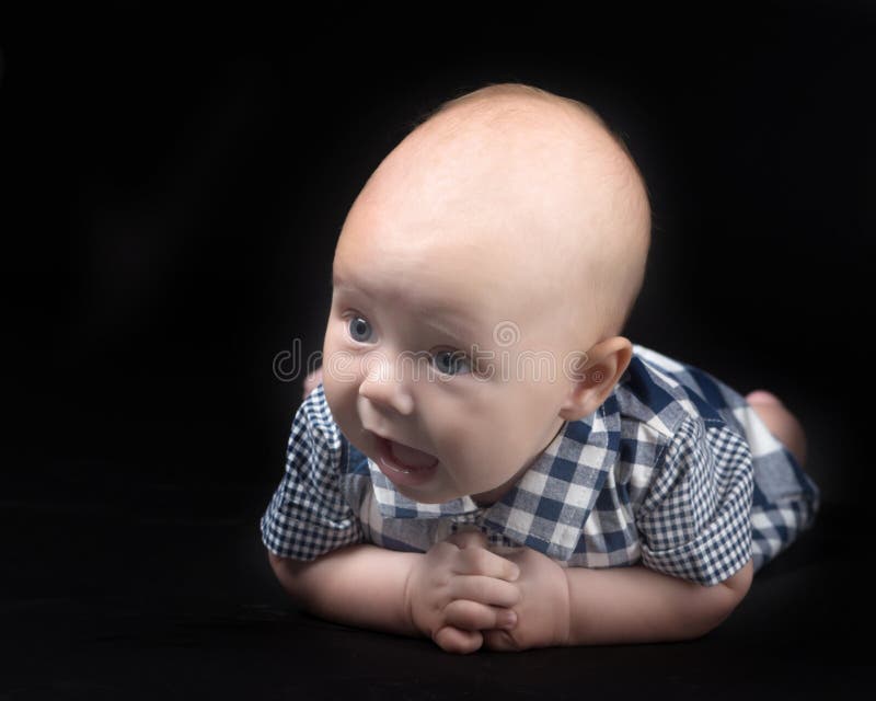 Ein reizend Baby betrachtet die Kamera stockfotos Ein reizend Baby betrachtet die Kamera stockfotos