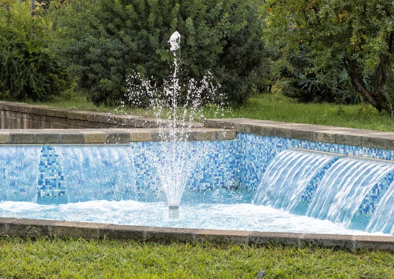 Ein reizender Brunnen mit kleinen Wasserfällen und blauer Fliese auf einer Straße in Sorrent, Italien stockfotos Ein reizender Brunnen mit kleinen Wasserfällen und blauer Fliese auf einer Straße in Sorrent, Italien stockfotos