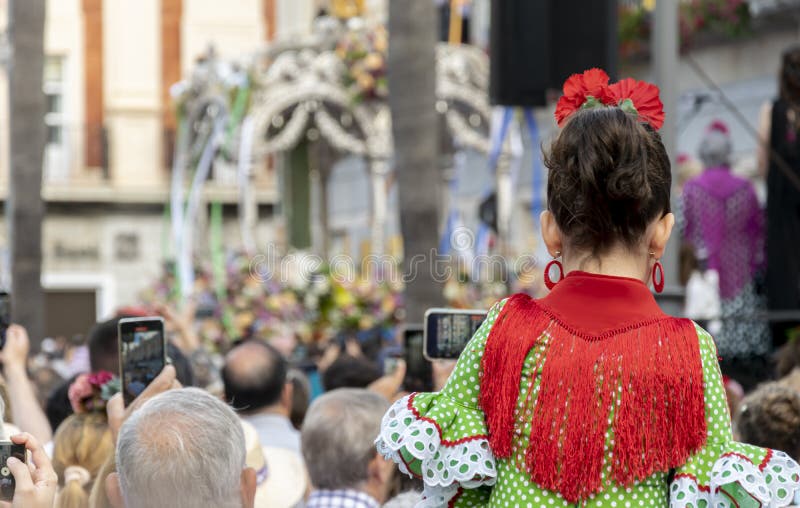 Ein Rociera-Mädchen zum Zeitpunkt der Präsentation der Brüderlichkeit von rocio de huelva im Rathaus am Tag ihrer lizenzfreie stockfotografie