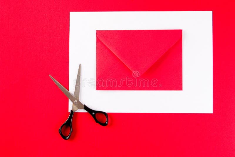 Ein Roter Umschlag Mit Scheren Stockfoto Bild Von Umschlag Scheren