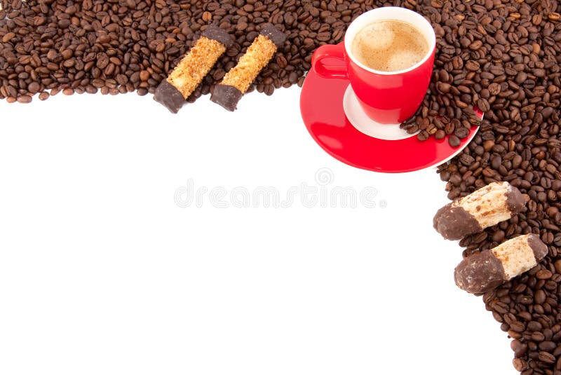 Ein rotes Cup und ein Saucer mit Kaffee und Plätzchen stockbilder