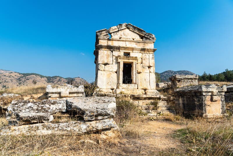 Türkiye'nin Denizli ilindeki Hierapolis antik kentinin nekropolünde bir lahit mezar Telifsiz Stok Imajlar
