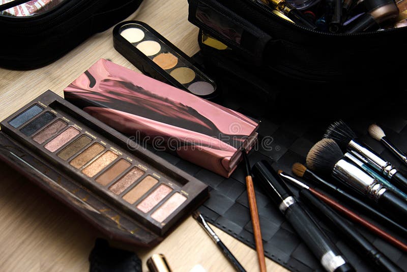 Ein Satz Bürsten und Lidschatten für Gesichtsmake-up lizenzfreie stockfotos Ein Satz Bürsten und Lidschatten für Gesichtsmake-up lizenzfreie stockfotos