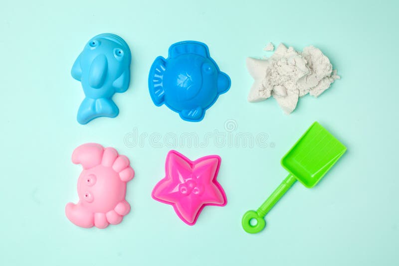 Ein Satz Spielwaren für Sand, kinetischen Sand, Lernspiele und Tätigkeiten mit Kindern im Freien lizenzfreie stockfotografie Ein Satz Spielwaren für Sand, kinetischen Sand, Lernspiele und Tätigkeiten mit Kindern im Freien lizenzfreie stockfotografie