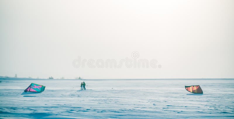 Ein sch?ner, nebelhafter Morgen in den norwegischen H?geln im Winter Wei?e, dunstige Landschaft lizenzfreie stockfotos Ein sch?ner, nebelhafter Morgen in den norwegischen H?geln im Winter Wei?e, dunstige Landschaft lizenzfreie stockfotos