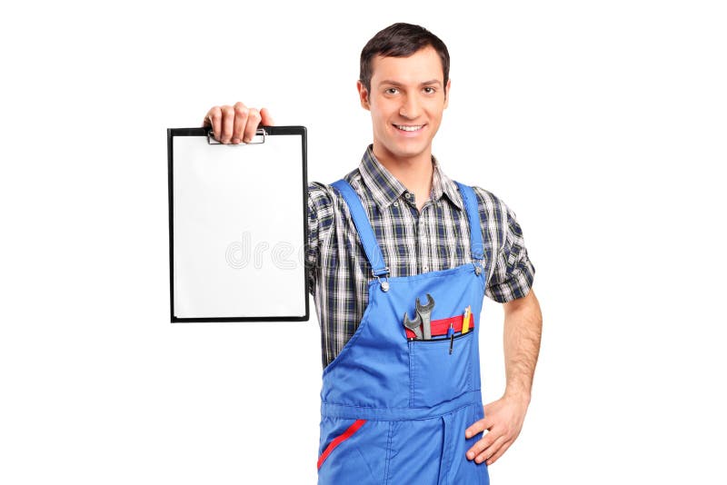 Ein Schlosser, der ein unbelegtes Klemmbrett anhält stockfotografie