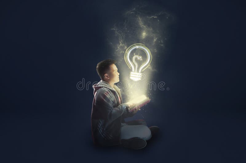 Ein Schuljunge, der eine Jackenholding und -lesung ein magisches Buch mit dem mystischen Licht herauskommt trägt Ideen von der Le lizenzfreies stockbild Ein Schuljunge, der eine Jackenholding und -lesung ein magisches Buch mit dem mystischen Licht herauskommt trägt Ideen von der Le lizenzfreies stockbild