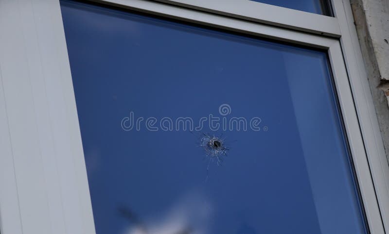 Ein Schuss aus einer Waffe ein bulletpierced Raumfenster