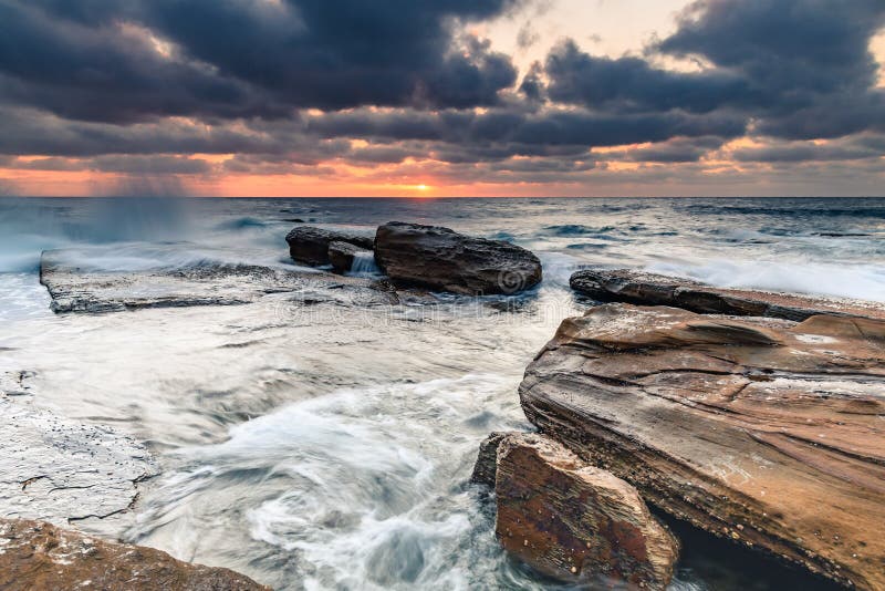Ein schwermütiger Sonnenaufgang-Meerblick stockfoto Ein schwermütiger Sonnenaufgang-Meerblick stockfoto