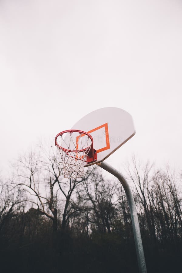 Ein schwermütiges Basketballziel stockfotos Ein schwermütiges Basketballziel stockfotos