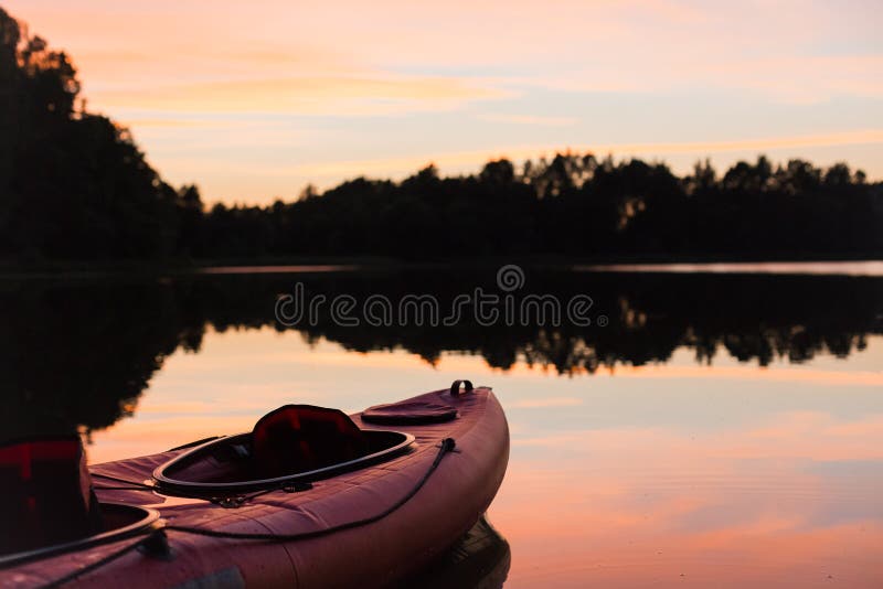 Ein schöner Sonnenuntergang gesehen dem Boot stockfotografie Ein schöner Sonnenuntergang gesehen dem Boot stockfotografie