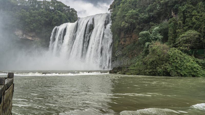 Ein schöner tropischer Wasserfall. Wasserläufe fallen in den Fluss. stockfotografie