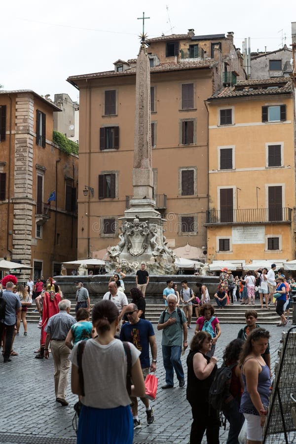 Ein Sechsmeterobelisk und ein Brunnen des Pantheons Fontana Del Pantheon an Marktplatz della Rotonda rom stockfotografie Ein Sechsmeterobelisk und ein Brunnen des Pantheons Fontana Del Pantheon an Marktplatz della Rotonda rom stockfotografie