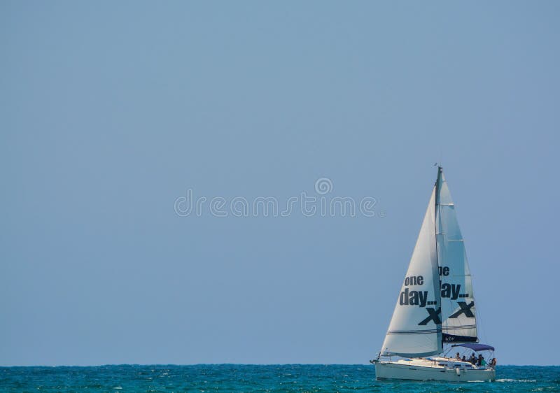 Ein Segelboot auf dem Mittelmeer in Eshkelon, Israel lizenzfreies stockfoto Ein Segelboot auf dem Mittelmeer in Eshkelon, Israel lizenzfreies stockfoto