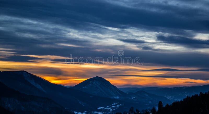 Ein sehr interessanter Sonnenuntergang Ansicht von oben genanntem auf den Hügeln im Abstand Die blaue und gelbe Farbe des Himmels lizenzfreie stockbilder Ein sehr interessanter Sonnenuntergang Ansicht von oben genanntem auf den Hügeln im Abstand Die blaue und gelbe Farbe des Himmels lizenzfreie stockbilder