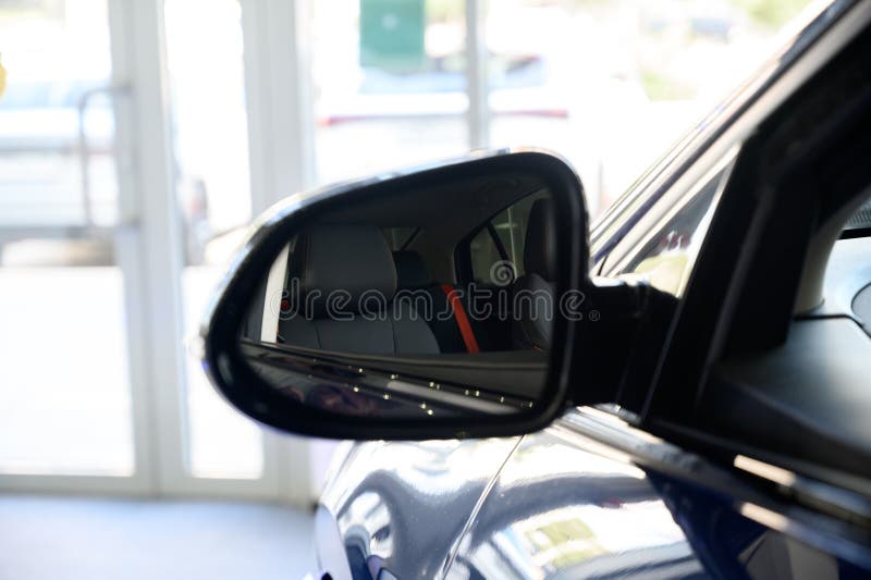 Ein Seitenspiegel in der Nähe. Moderner Luxus blauer Autoside Mirror