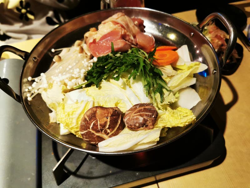 Ein selbst ein japanisches Mischgemüse im heißen Topf in der Küche