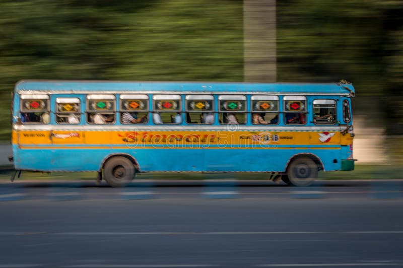 Ein sich schnell bewegender allgemeiner Bus mit Passagieren auf Straßen von Kolkata, Kalkutta, Westen lizenzfreie stockfotografie Ein sich schnell bewegender allgemeiner Bus mit Passagieren auf Straßen von Kolkata, Kalkutta, Westen lizenzfreie stockfotografie
