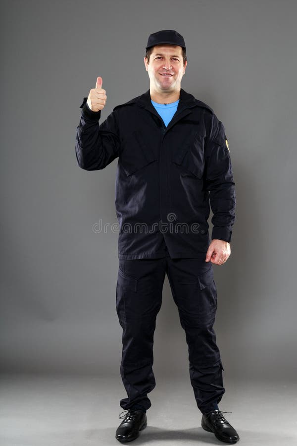 Ein Sicherheitsbeamte mit einem Daumen herauf Zeichen lizenzfreies stockbild Ein Sicherheitsbeamte mit einem Daumen herauf Zeichen lizenzfreies stockbild