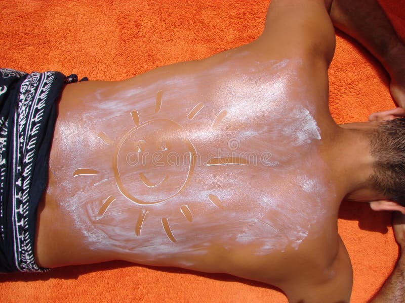 Ein Sonnenbad nehmen mit Schutz stockfotos Ein Sonnenbad nehmen mit Schutz stockfotos