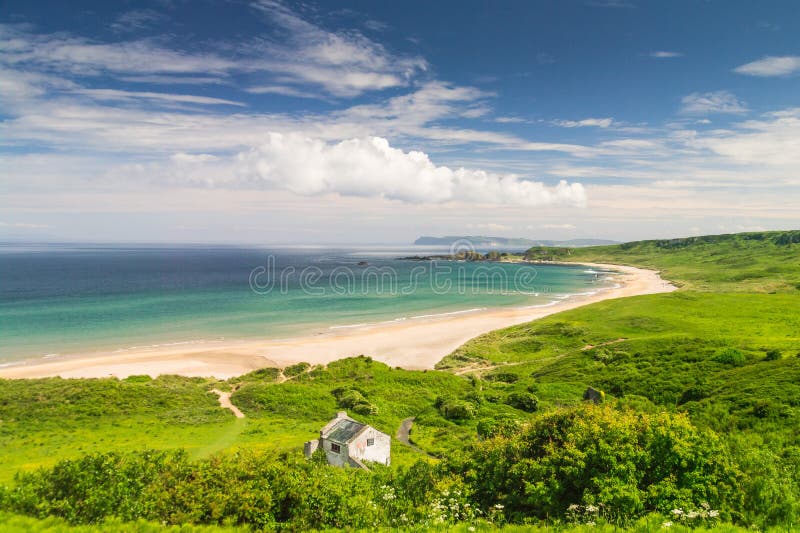 Ein sonniger Tag an der weißen Park-Bucht auf der Nord-Antrim-Küste in Nordirland stockbild Ein sonniger Tag an der weißen Park-Bucht auf der Nord-Antrim-Küste in Nordirland stockbild