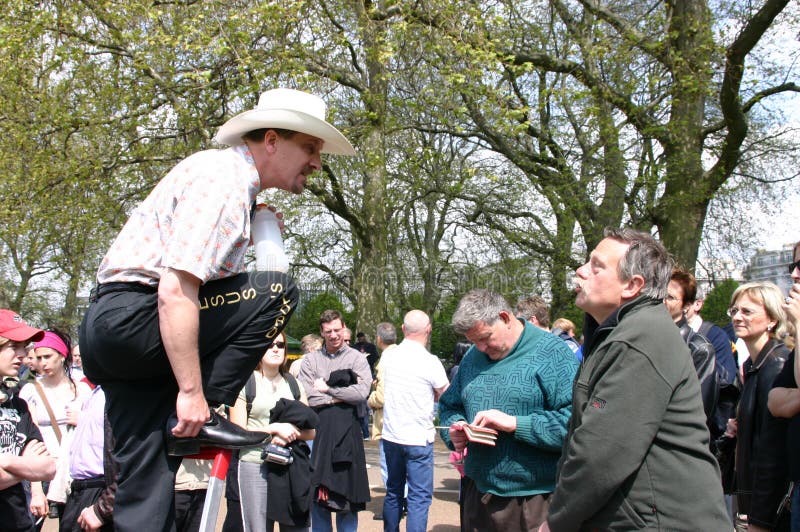 Ein Sprecher argumentiert mit einem Mann in Hyde Park Corner, London, Großbritannien