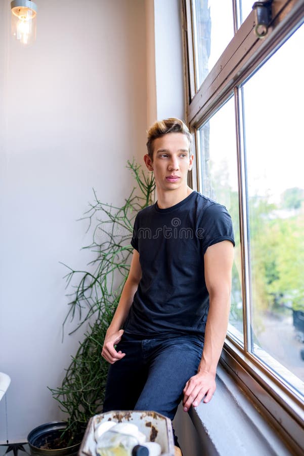 Ein stattlicher junger Mann lizenzfreie stockfotos Ein stattlicher junger Mann lizenzfreie stockfotos