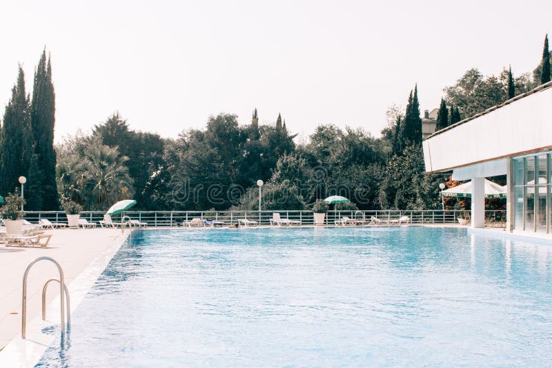 Ein Swimmingpool und ein Haus lizenzfreie stockfotos Ein Swimmingpool und ein Haus lizenzfreie stockfotos