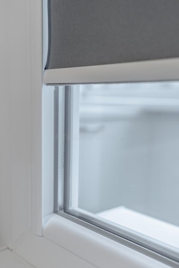 Fenster Mit Modernen Rollenvorh?ngen Im Raum Stockbild