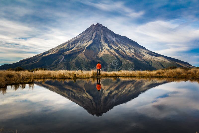 Ein Tramper in Berg taranaki, Neuseeland stockbild Ein Tramper in Berg taranaki, Neuseeland stockbild