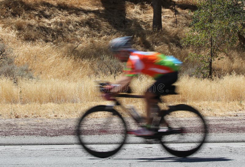 Ein unscharfes Bild eines Schnellfahrenfahrradreiters lizenzfreie stockfotografie