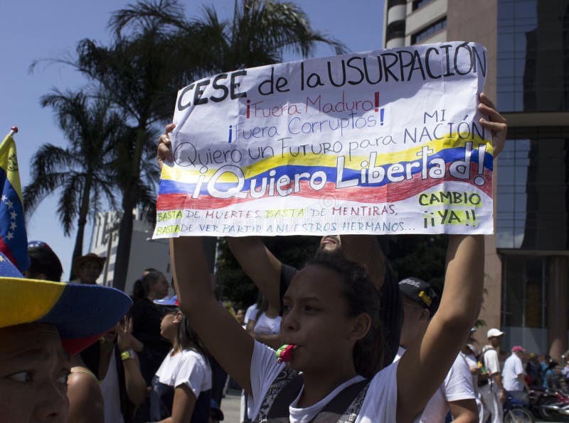 Ein venezolanischer Marsch während eines Protestes gegen Maduro-Regierung als Unterstützung für Juan Guaido lizenzfreies stockfoto Ein venezolanischer Marsch während eines Protestes gegen Maduro-Regierung als Unterstützung für Juan Guaido lizenzfreies stockfoto