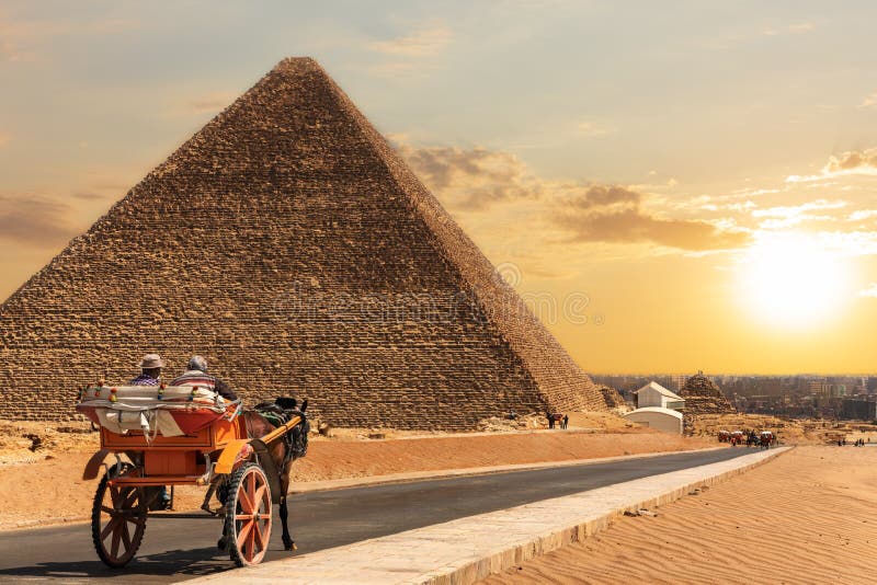 Ein Wagen in Giseh nahe der Pyramide von Cheops, ?gypten stockfotografie Ein Wagen in Giseh nahe der Pyramide von Cheops, ?gypten stockfotografie